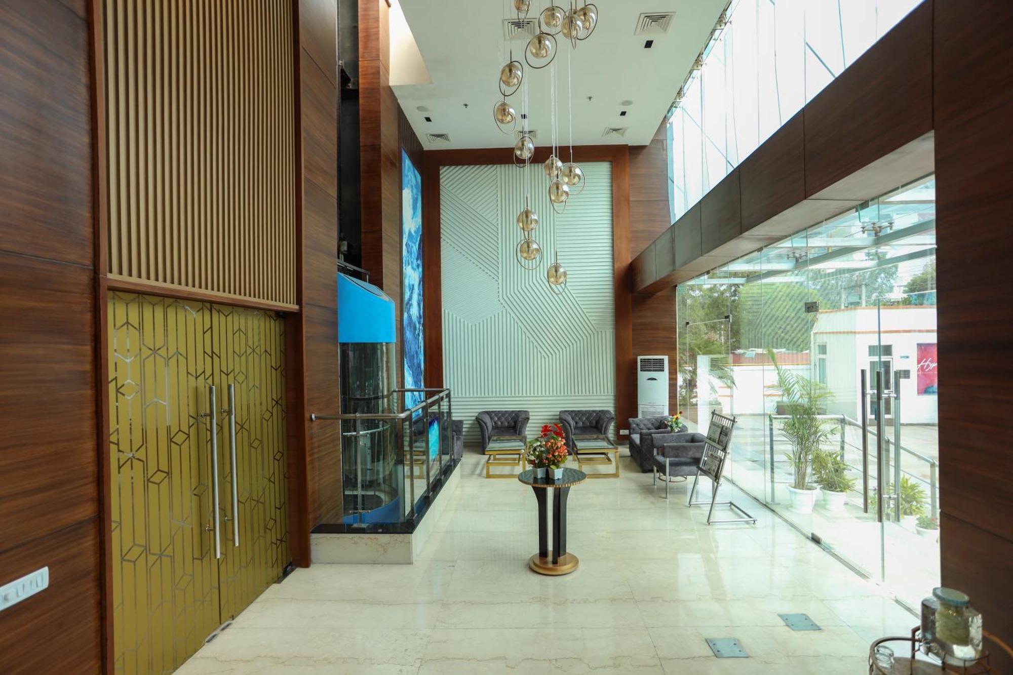 Hyphen Business Hotel Noida Zewnętrze zdjęcie