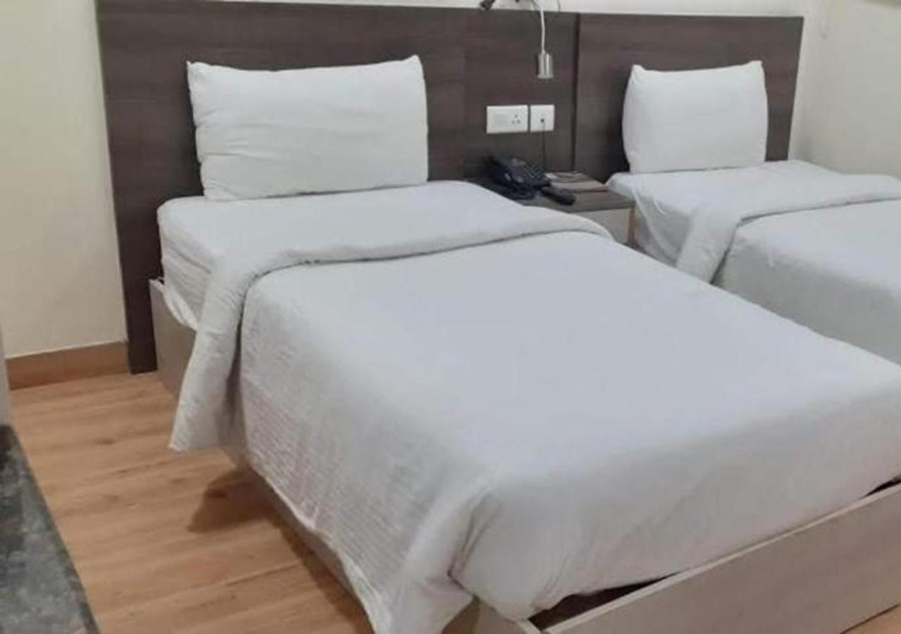 Hyphen Business Hotel Noida Zewnętrze zdjęcie