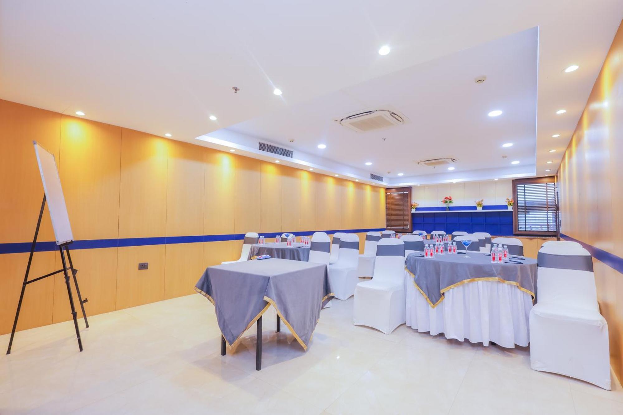 Hyphen Business Hotel Noida Zewnętrze zdjęcie